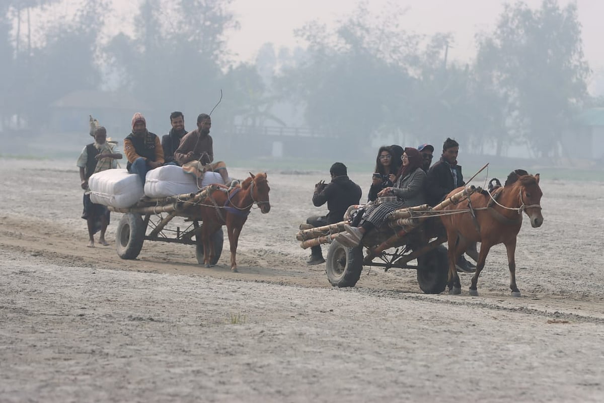 কম্বলের বোঝা নিয়ে তিস্তার বালুচর পাড়ি দিচ্ছে ঘোড়ার গাড়ি। গন্তব্য দুর্গম মাঝেরচর।
