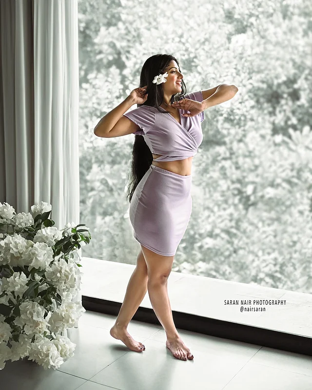 ল্যাভেন্ডার মিনি স্কার্ট আর ম্যাচিং টপে চোখ জুড়াচ্ছেন অবন্তিকা 