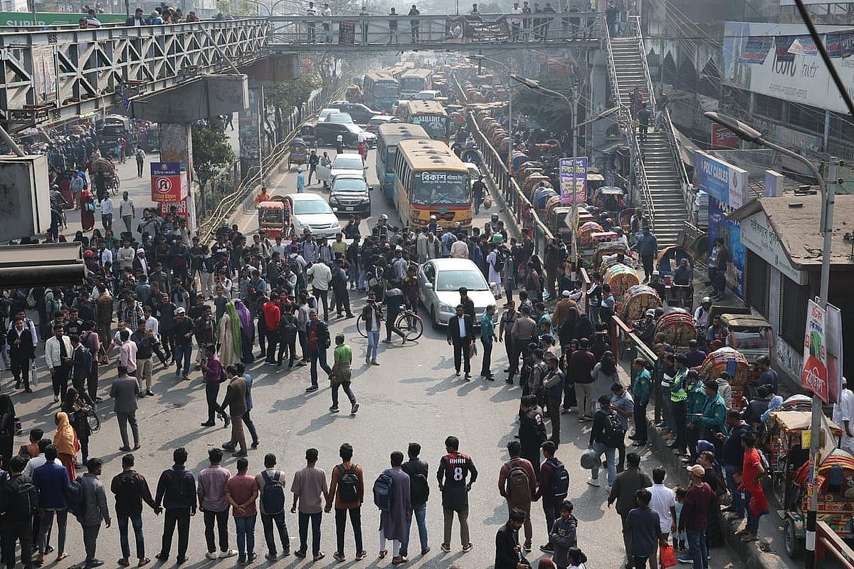 সাত কলেজের শিক্ষার্থীদের আবার সড়ক অবরোধ