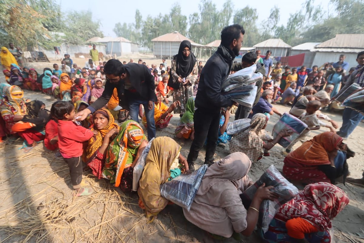 দুর্গম চরের অসহায় মানুষের পাশে ‘বন্ধুসভা'