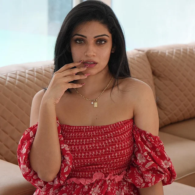 অফ দ্য শোল্ডার, স্মকিং করা লাল সাদা ড্রেসে অবন্তিকা 