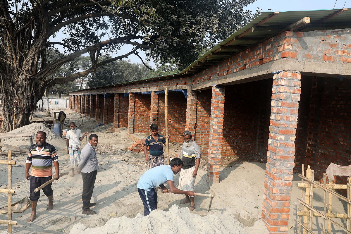 রেলওয়ের জায়গা দখল করে স্থাপনা নির্মাণ