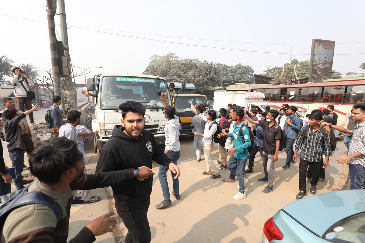 সড়কে অবরোধ দুর্ভোগে নগরবাসী