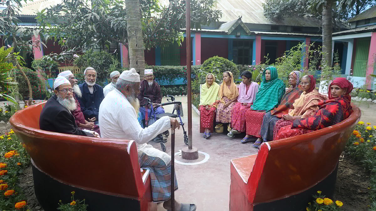 সোনাভান বয়স্ক পুনর্বাসন কেন্দ্রে বসবাস করা নারী ও পুরুষেরা