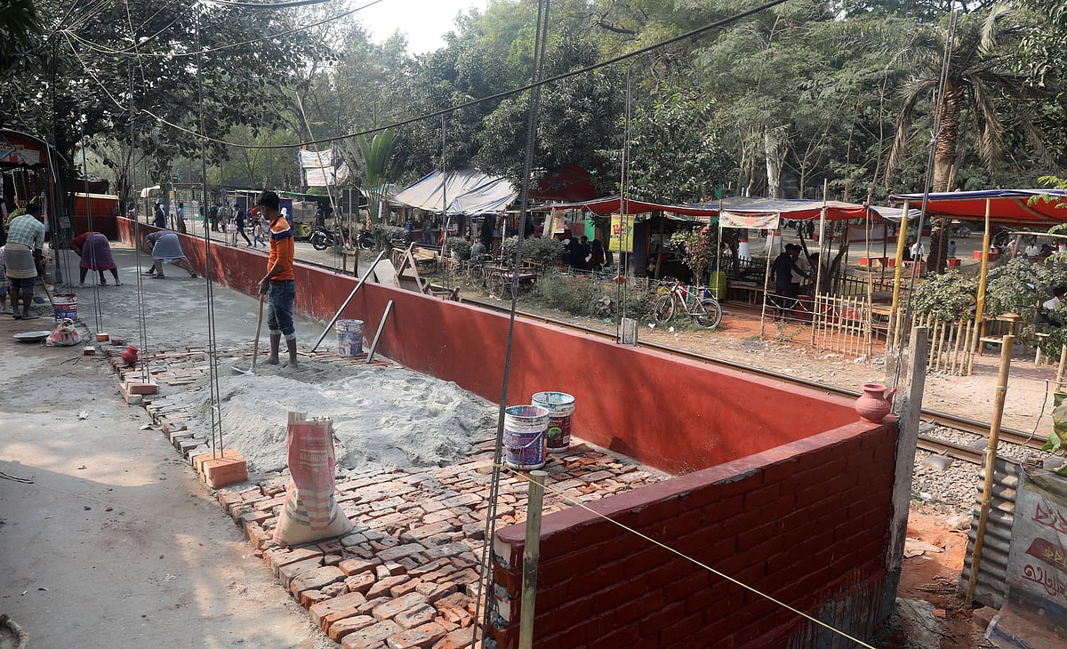 বগুড়া সরকারি আজিজুল হক কলেজের প্রধান ফটকসংলগ্ন রেলওয়ের জায়গা দখল করে চলছে নির্মাণকাজ। 