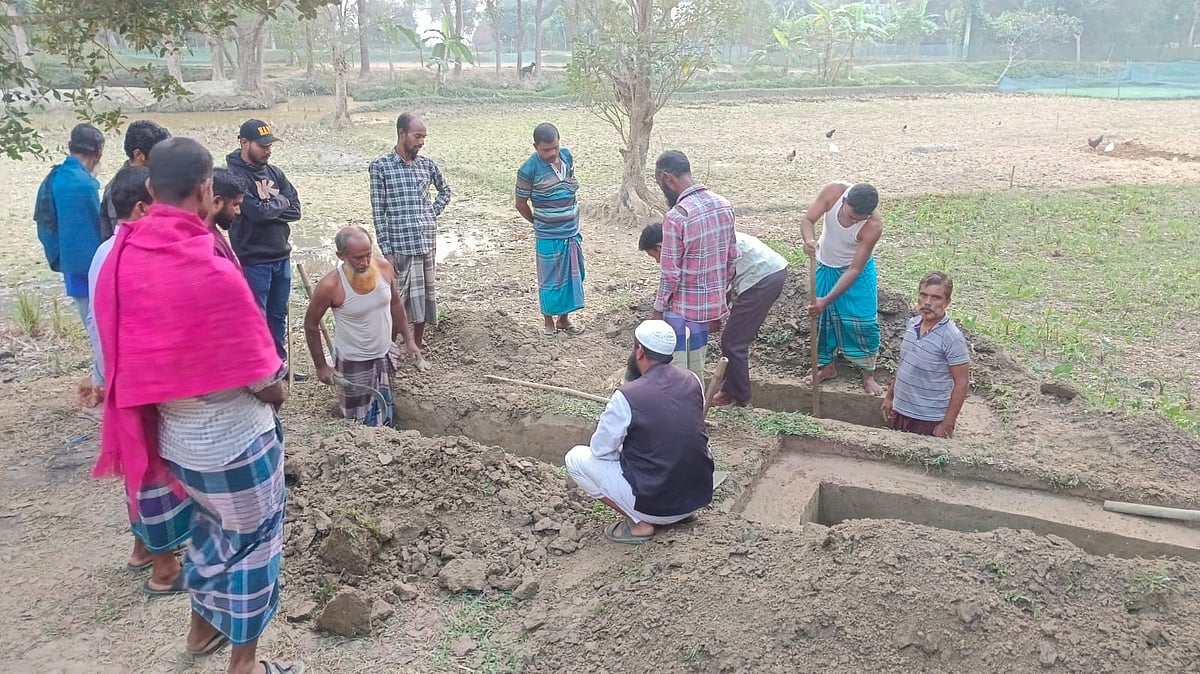 মৃত বাবা–ছেলে ও ভাতিজিকে পাশাপাশি কবরে দাফনের প্রস্তুতি, গ্রামে শোক
