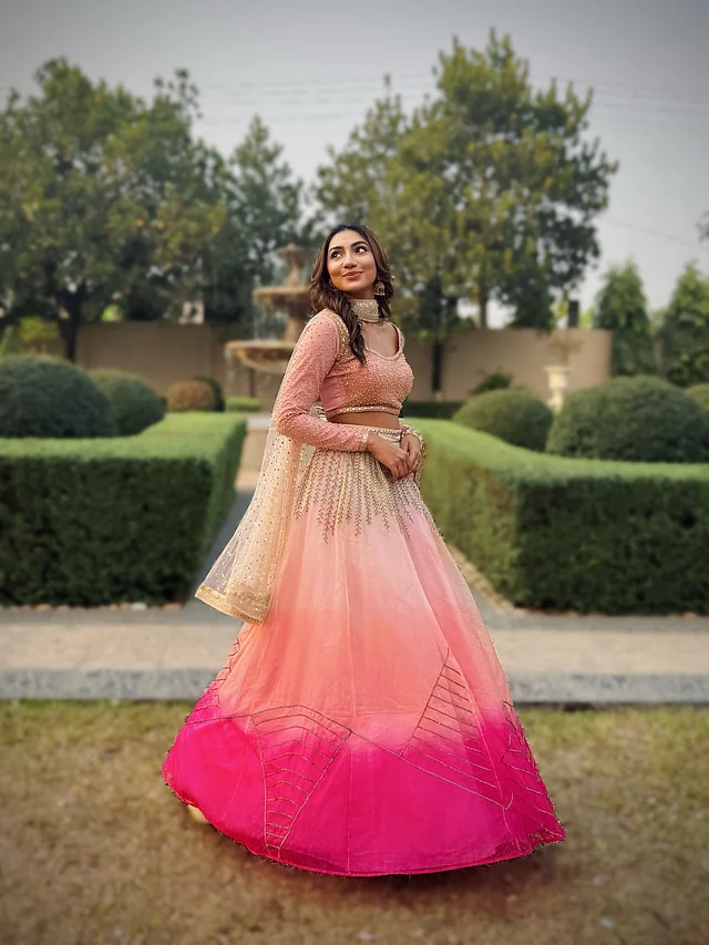 সিম্পলের মধ্যে গর্জিয়াস মনে হয় একেই বলে। পীচ , গোলাপির মিশেলে তাঁর লেহেঙ্গার এই লুক একদম টপ নচ । 