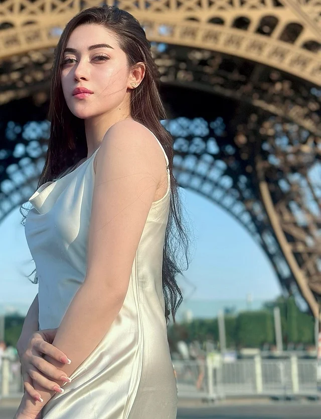 য়াইফেল টাওয়ারের সামনে রিয়া পোজ দিয়েছেন সাদা স্যাটিন স্লিপ ড্রেসে