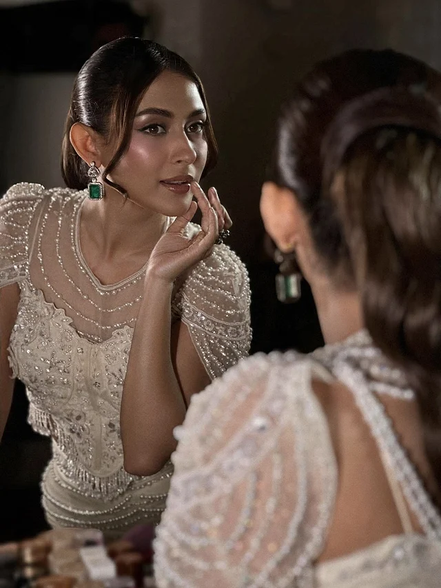 ঝলমলে আইভরি আউটফিটে হাজির হয়েছিলেন মেহজাবিন চৌধুরী । সঙ্গে পরেছেন পান্না -হীরার স্টেটমেন্ট দুল। আর সফট গ্ল্যাম মেকআপ লুকটির দায়িত্বে ছিল জাহিদ খান ব্রাইডাল মেকওভার।