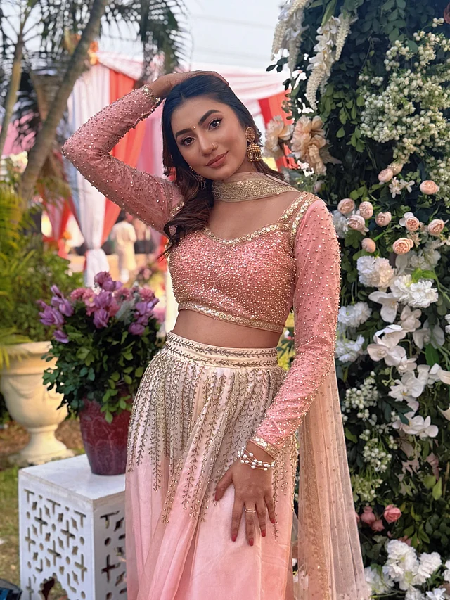 সুনেরাহ বিনতে কামাল সব সময়ই স্টাইলিশ । ওয়েডিং গেস্ট লুকে তাঁকে দেখা গেছে ন্যুড মেকআপে । আর পরেছেন ভাওলা বাই ফারিহার লেহেঙ্গা।