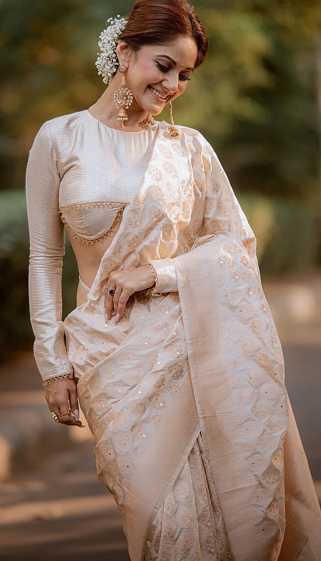 উঁচু গলার ও পুরো হাতার ব্লাউজে এই আবেদনময় ডিজাইন সত্যিই নজর কাড়ছে