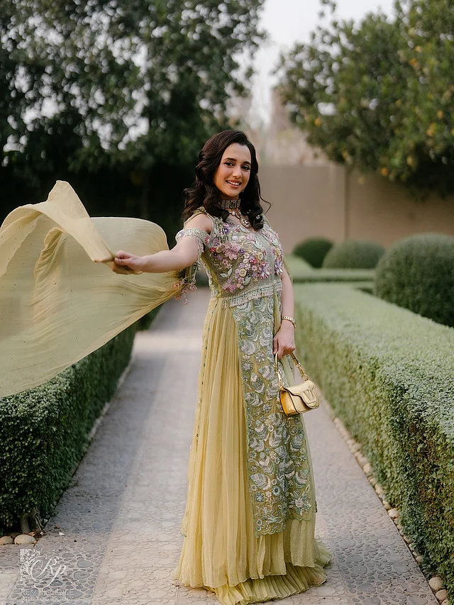 সাবিলা নূর ফ্রেমে ধরা দিয়েছেন জলপাই সবুজ ফ্লোরাল আনারককলি ড্রেসে। গোল্ডেন হ্যান্ড ব্যাগ হয়েছে জুটি। চুলগুলো সেমি কার্ল করে ছেড়ে রাখা। তাঁর ন্যুড মেকআপ করেছে জাহিদ খান ব্রাইডাল মেকওভার 