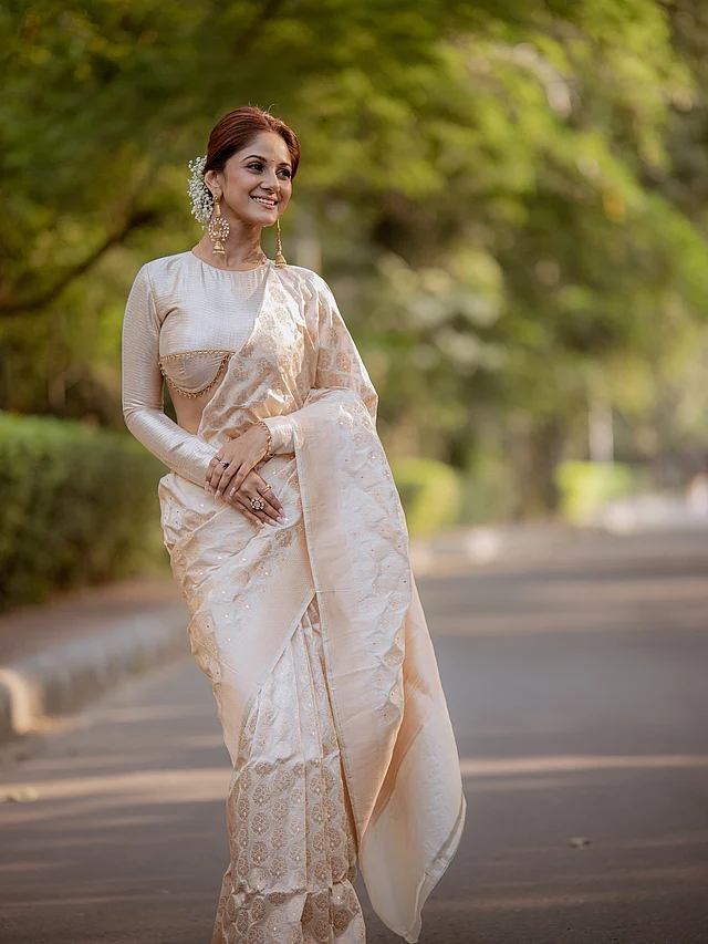 ক্রিমরঙা জমিনে সোনালি বুননের পাড়, আঁচল ও বুটিতে ট্র্যাডিশনাল শাড়ির লুকে তৃণা সাহা