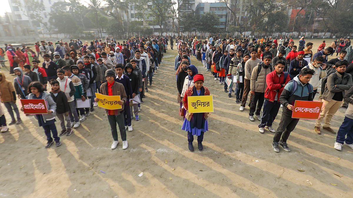 সকালের স্নিগ্ধ আলোয় নির্দিষ্ট অঞ্চলের প্ল্যাকার্ড হাতে লাইনে দাঁড়িয়েছে শিক্ষার্থীরা। খুলনা জিলা স্কুল।
 