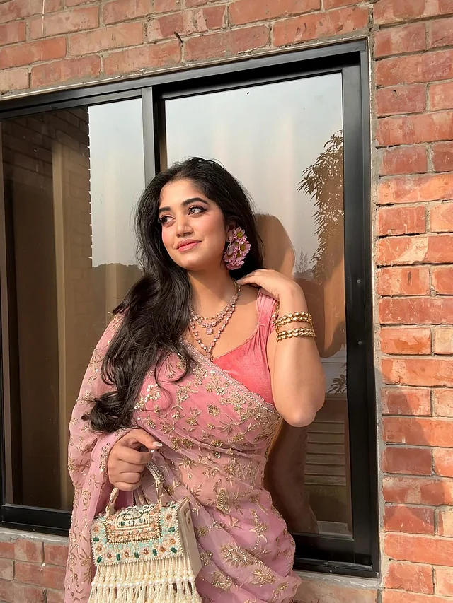 শেহতাজের এই লুক সবারই পছন্দ হয়েছে। ফেসবুকেও এই তারকা ভাসছেন প্রশংসার বন্যায় । ডিজাইনার সাফিয়া সাথীর কালেকশন থেকে সোনালি সিকুইন  ও জারদৌসির কাজ করা হালকা গোলাপি মসলিন শাড়ি বেছে নিয়েছেন সুন্দরী । 