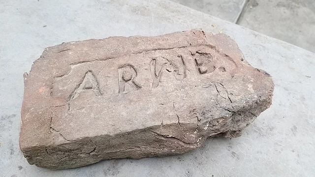 খোদিত রয়েছে জমিদার আব্দুর রহমান ও ওয়াহেদ বক্স এর নামের অদ্যাক্ষর