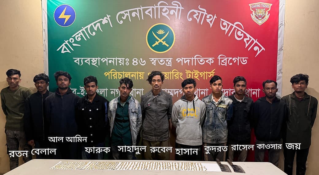 রায়েরবাজারে সেনাবাহিনীর অভিযানে অস্ত্র, মাদকসহ গ্রেপ্তার ১১