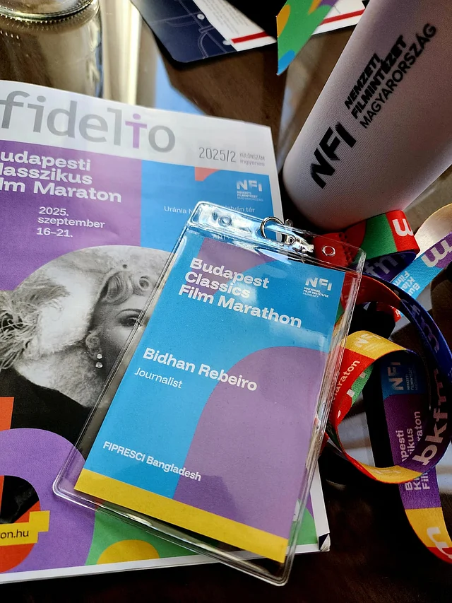 ম্যারাথন থেকে দেওয়া ব্যাজ ও উপহার