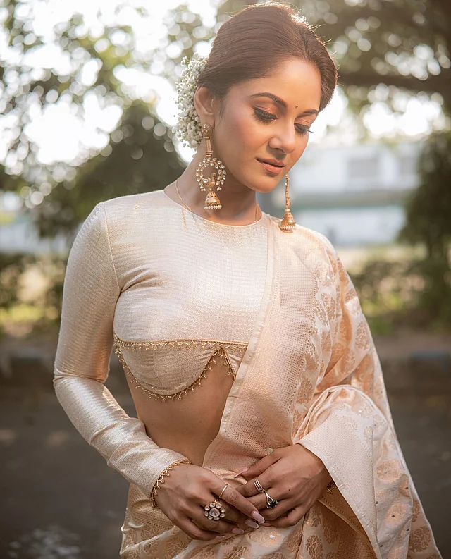 পুরো লুক বদলে দিয়েছে রিভার্স সুইটহার্ট ডিজাইনের স্টেটমেন্ট ব্লাউজ।