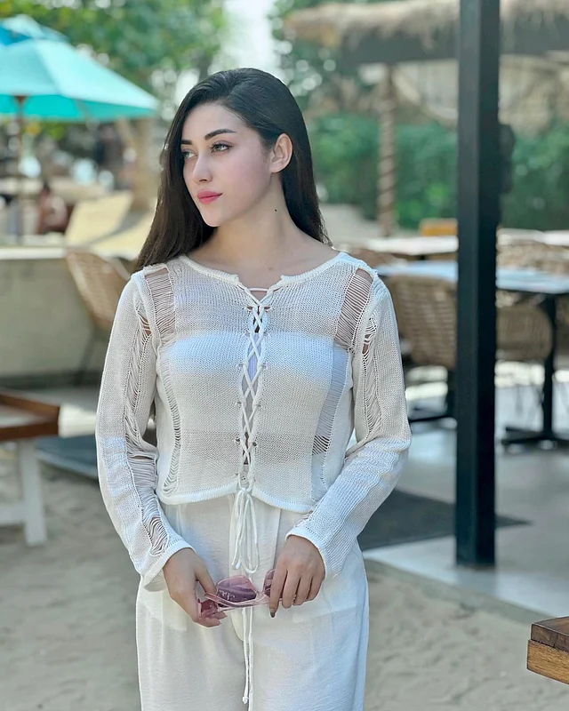 সাদা শিয়ার ড্রেসে আবেদন ছড়াচ্ছেন রিয়া