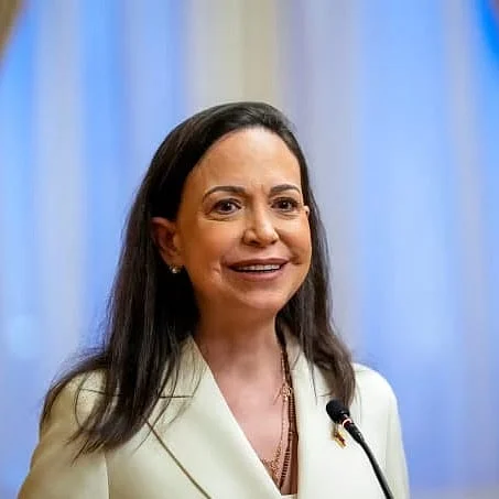 এরকম সর্বশেষ ঘটনায় ২০২৫ সালের নোবেল শান্তি পুরস্কারজয়ী ও ভেনেজুয়েলার বিরোধী নেত্রী মারিয়া কোরিনা মাচাদো প্রতীকী কৃতজ্ঞতার নিদর্শন হিসেবে ভেনেজুয়েলার স্বাধীনতার প্রতি অঙ্গীকারের জন্য যুক্তরাষ্ট্রের সাবেক প্রেসিডেন্ট ডোনাল্ড ট্রাম্পকে তাঁর নোবেল শান্তি পদক উপহার দেন।