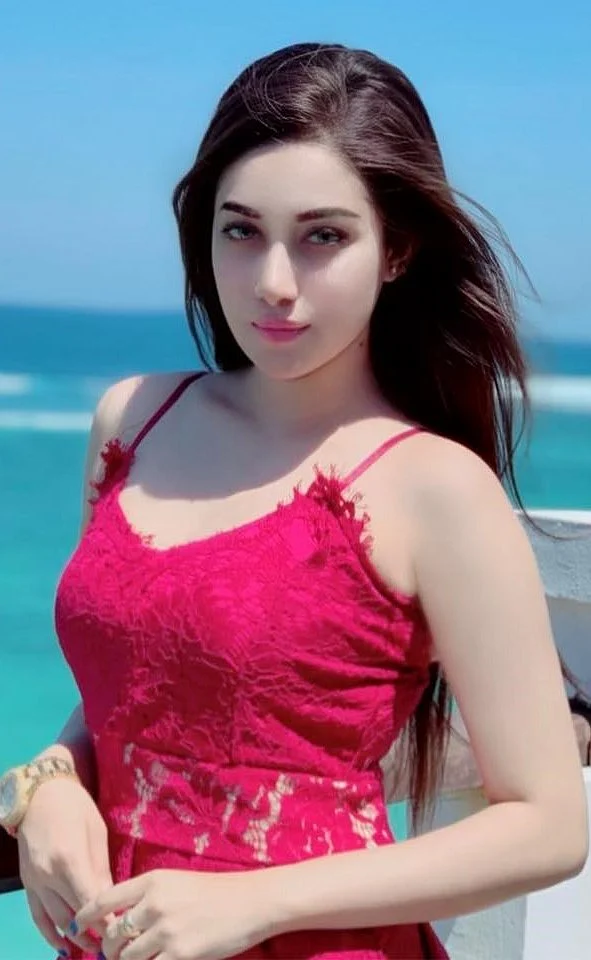 স্প্যাগেটি স্ট্র্যাপের লাল ড্রেসে রিয়া