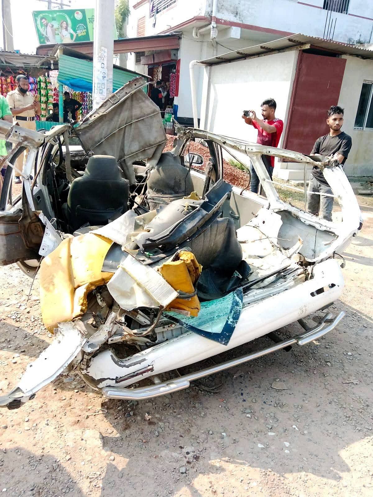 নরসিংদীতে ফিলিং স্টেশনে গ্যাস নেওয়ার সময় প্রাইভেট কারে সিলিন্ডার বিস্ফোরণ