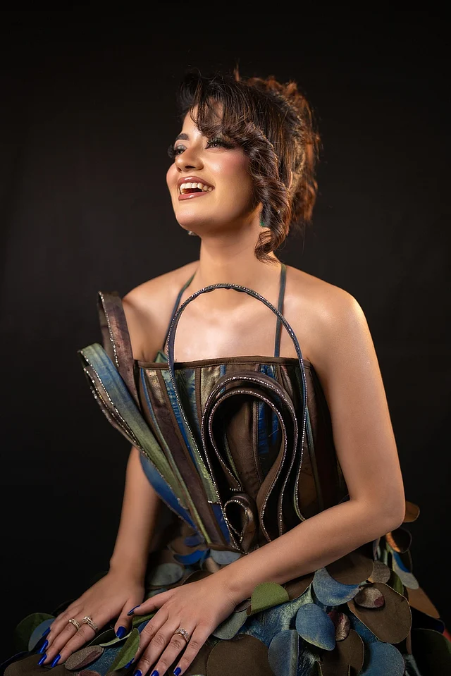 গ্লসি ন্যুদ ব্রাউন লিপস, কিছুটা নাটকীয় নীল আইলাইনারের চোখের সাজ আর নীল নেইলকালারে মন্দিরার লুক পারফেক্ট হয়েছে বলতেই হয়। 