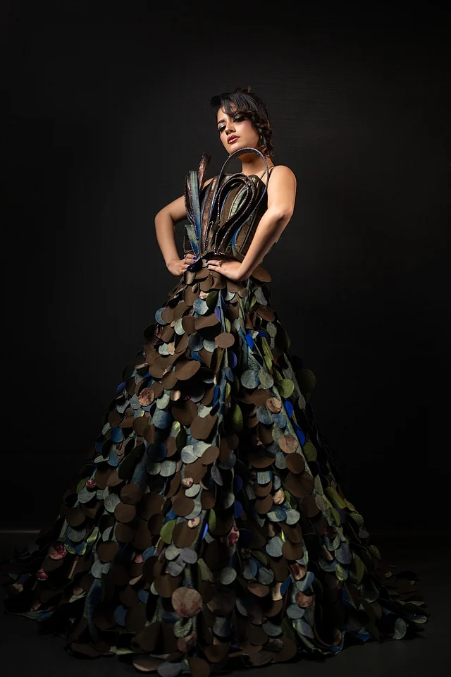 ময়ূর থিমের স্ট্রাকচার্ড গাউন পরেছেন মন্দিরা