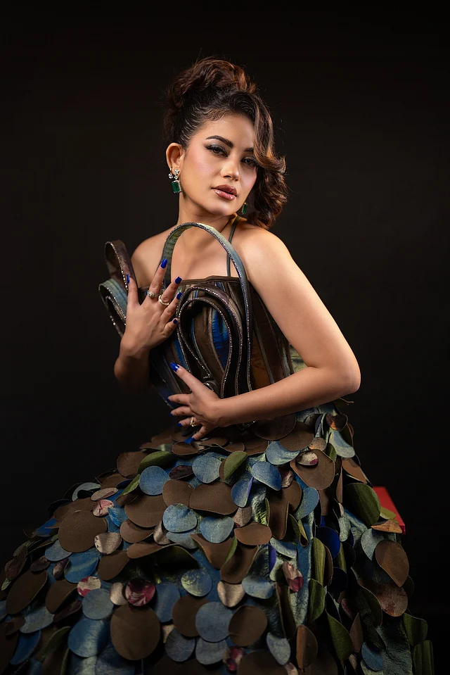 ময়ূরের পালকের আদলে করা ফেব্রিক এমবেলিশমেন্টে গাউনটি নজর কেড়েছে সকলের