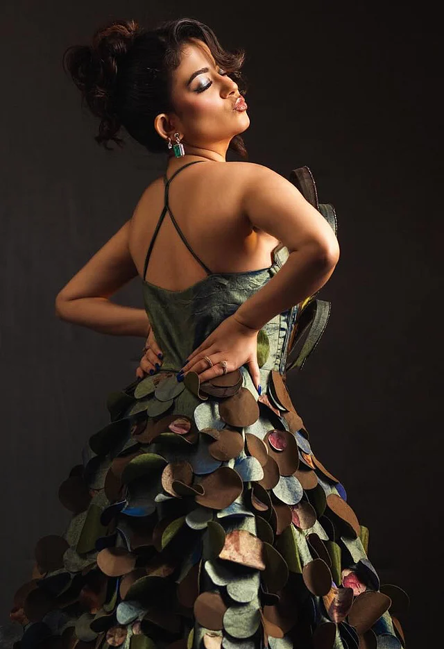 কানে ছোট আকাশ নীল দুল পরেছেন মন্দিরা। গয়নার বাড়াবাড়িতে যান নি। 