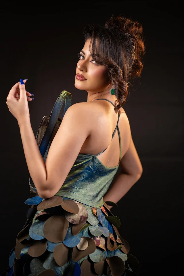 সামনে ব্যাংস এক্সটেনশন  রেখে করা আপডু হেয়ারস্টাইল দারুণ মানিয়েছে এই আলট্রা গ্ল্যাম লুকে