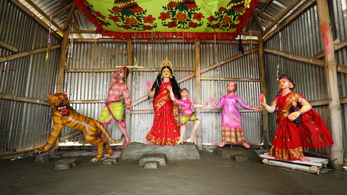 ছোট্ট মন্দিরে সদ্য মাটি দিয়ে লেপা হয়েছে। বসানো হয়েছে বনবিবি জহুরনামার অরণ্যের লোকপুরাণ চরিত্রগুলো।
 