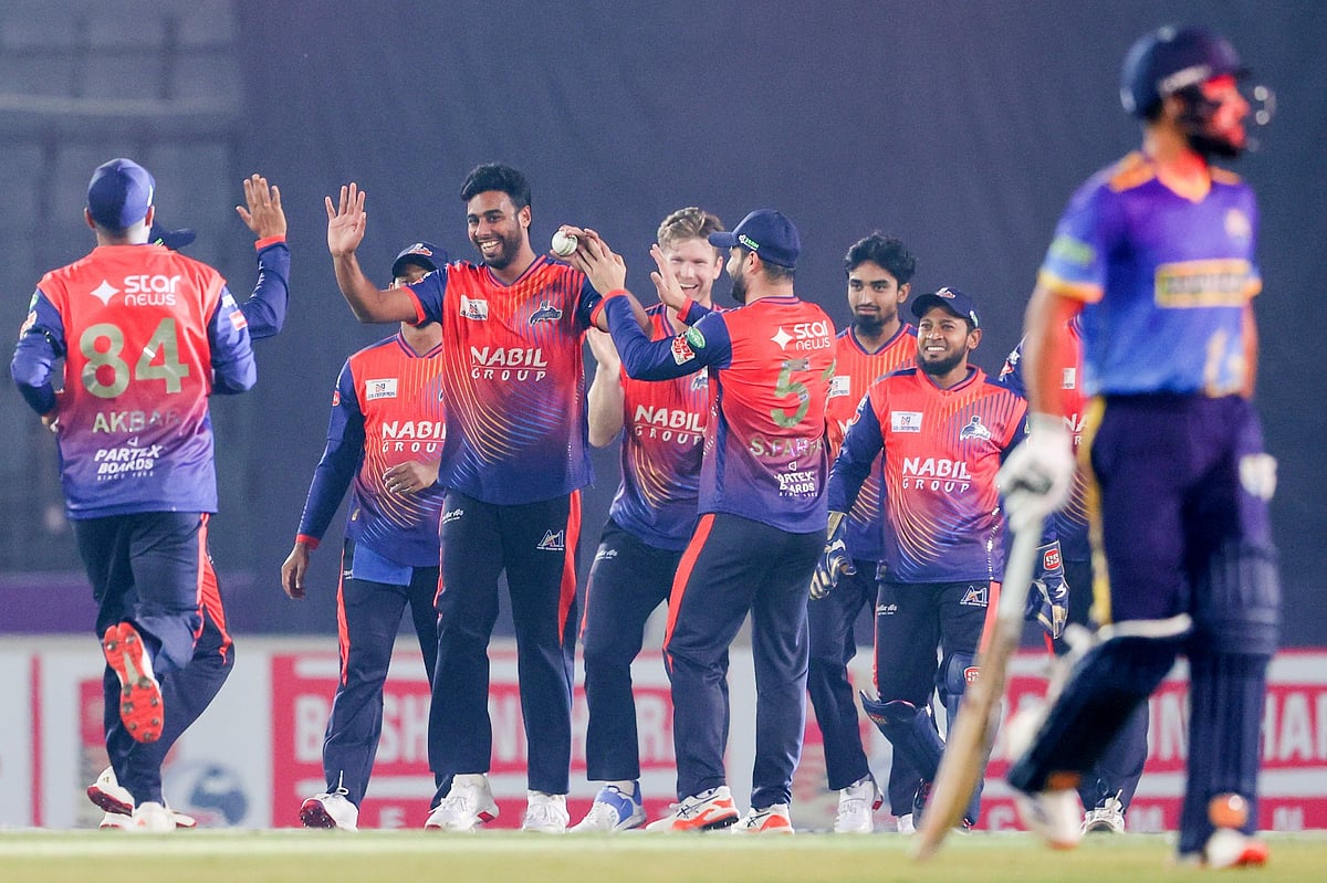 মেহেদীকে টানা তিন ছক্কা মারলেন আকবর