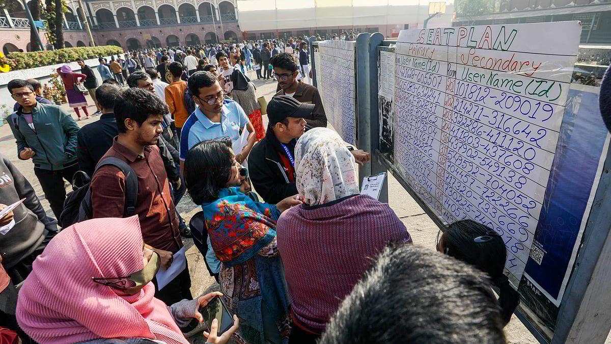 সকালে উৎসব প্রাঙ্গণে এসে নিজেদের আসন খুঁজে নিচ্ছে শিক্ষার্থীরা।
 