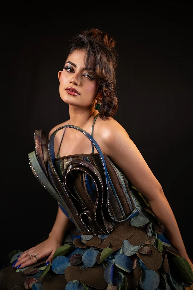 বাস্টিয়ার বডিসে স্পয়াইরাল স্ট্রাকচারাল এম্বেলিশমেন্ট একেবারে আলাদা লুক দিয়েছে এই সুন্দরী অভিনেত্রীকে