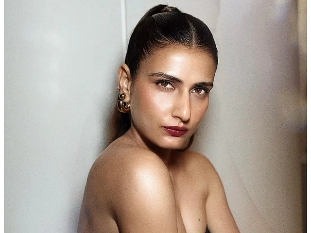 আজকাল বেশিরভাগ সময় এমন স্লিক হেয়ারস্টাইলে বোল্ড লুকে দেখা দেন তিনি