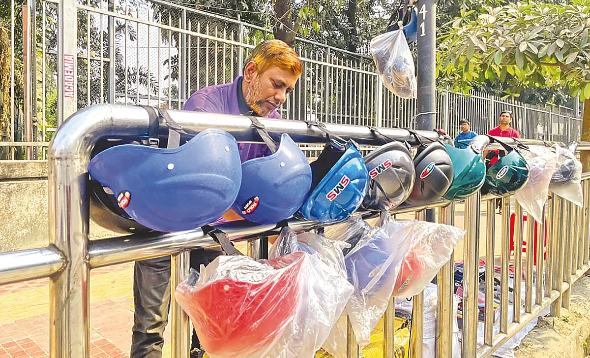 ঢাকার  এই ফুটপাতগুলোতে ১০০ টাকায় পাওয়া যায় ‘নিয়ম মানার হেলমেট’