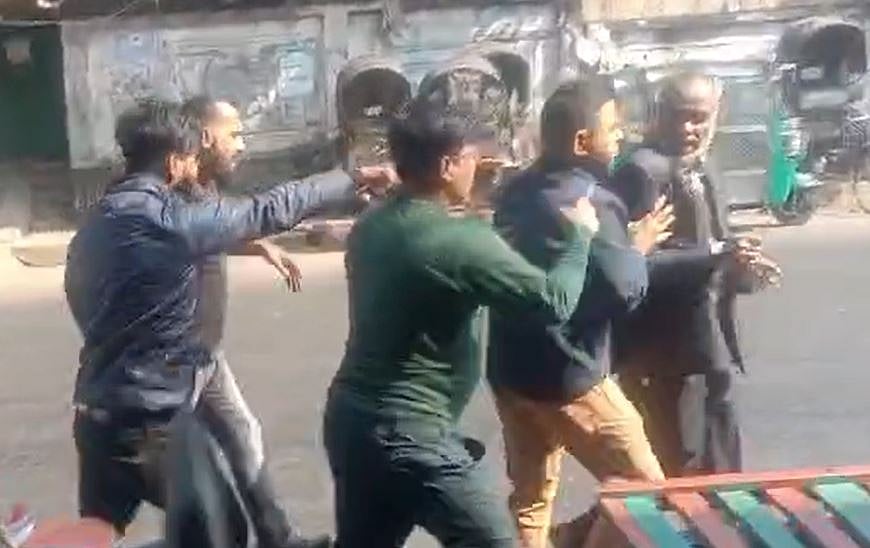 কর্মস্থলে যোগ দিতে আসা প্রধান শিক্ষককে বের করে দেওয়া হলো ধাক্কা দিয়ে