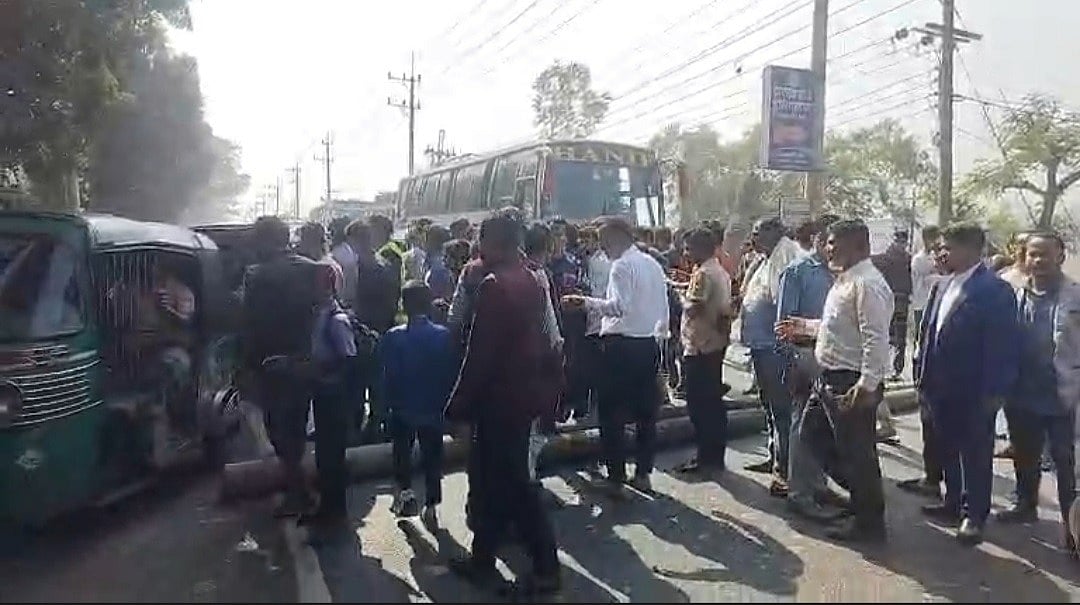 সাতকানিয়ায় বাসের ধাক্কায় শিক্ষার্থী আহত, মহাসড়ক অবরোধ