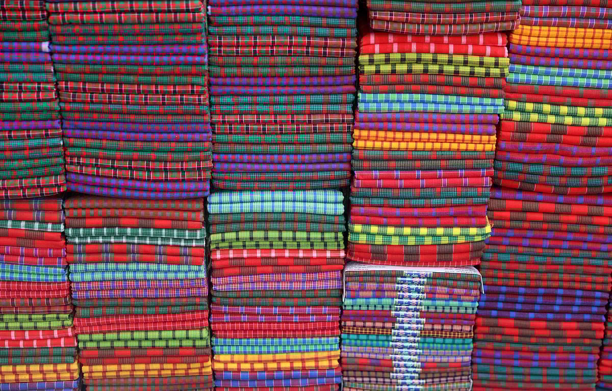 স্তূপ করে রাখা রংবেরঙের গামছা