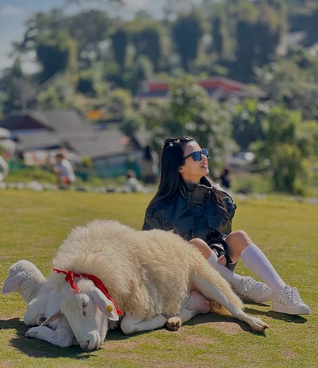 চোখে কালো সানগ্লাস পুরো লুকটিকে দিয়েছে আত্মবিশ্বাসী, কুল-গার্ল অ্যাপিল