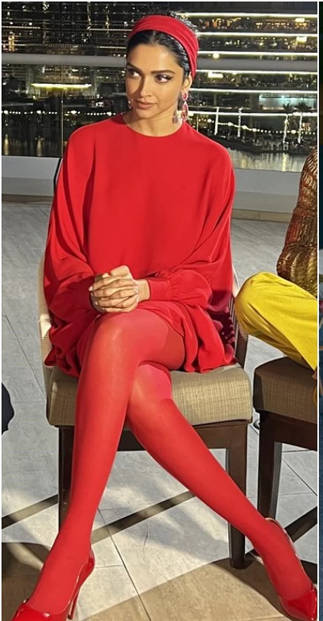 দীপিকা পাড়ুকোন এখানে দেখা দিয়েছেন ভ্যালেন্তিনোর আইকনিক লাল ওভারসাইজড পুলওভার, হেডগিয়ার আর টাইটসে। জুতাও একই লাল শেডের। 