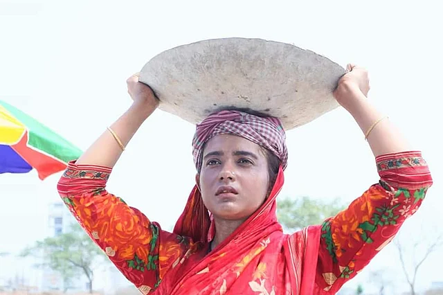 এর বেশ কিছুদিন আগে এক নারী দিবসের ক্যাম্পেইনে শ্রমজীবী নারীর লুকে দেখা দিয়েছিলেন তানজিন তিশা