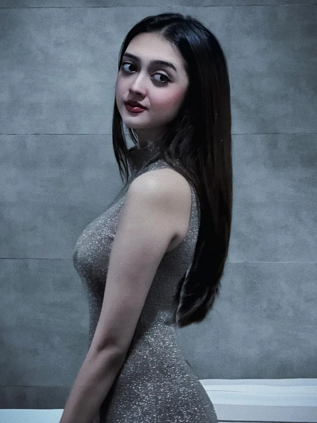 স্ট্রেট চুল আর রূপালি বডিকন স্লিভলেস ড্রেসের আকর্ষণীয় লুকে পারশা