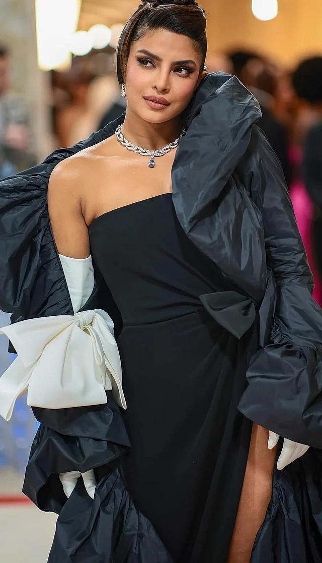 ভ্যালেন্তিনো লুকে পিছিয়ে নেই বলিউড। প্রিয়াঙ্কা চোপড়া পরেছেন এই ডিজাইনারের নাটকীয় ঢাউস স্লিভসের স্ট্র্যাপলেস সাদা-কালো গাউন