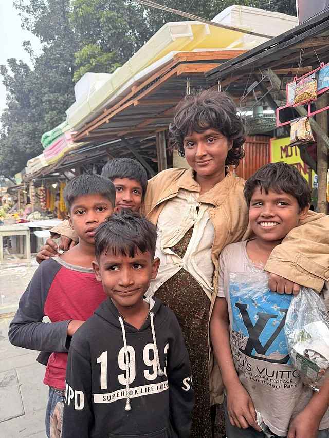 নায়িকা নিজেই শেয়ার করেছেন নতুন বন্ধুদের সঙ্গে তোলা ছবিটি নতুন নাটকের সেট থেকে 