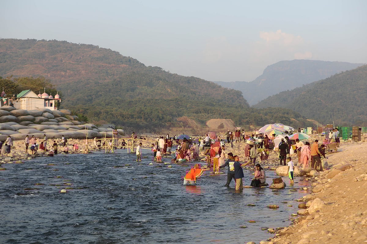 সাদা পাথরের স্বচ্ছ জলে নেমেছেন পর্যটকেরা