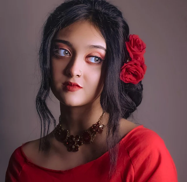 এখানে এই জেনজি অভিনেত্রী মন মাতাচ্ছেন লাল গোলাপের সাজে লাল পোশাকেই 