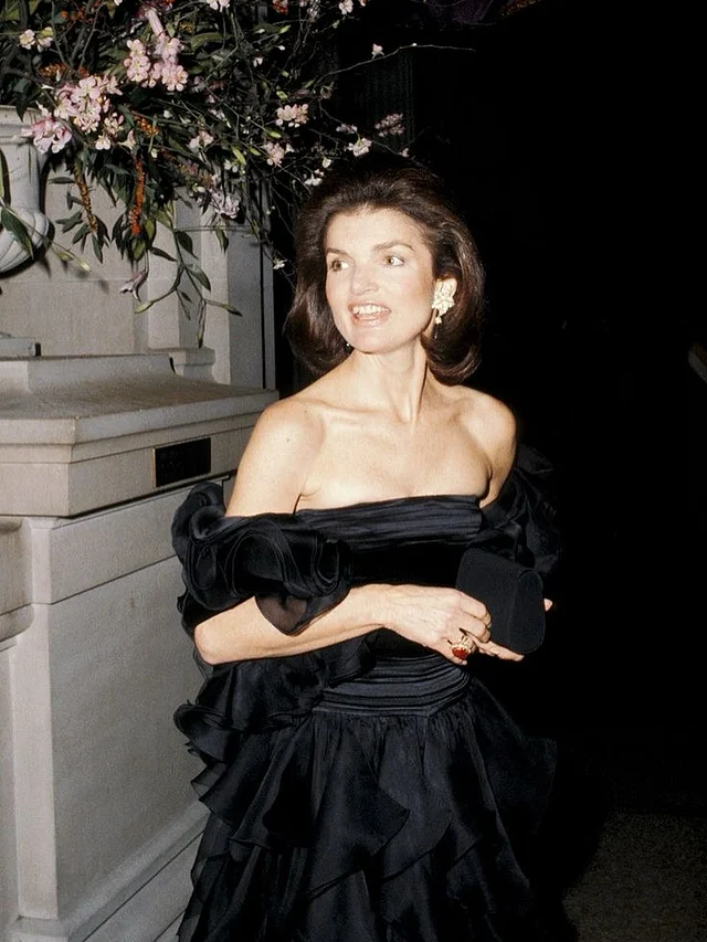 সর্বকালের সবচেয়ে স্টাইলিশ ফার্স্টলেডি জ্যাকুলিন কেনেডি মেট গালায় এসেছিলেন এই বোল্ড কালো অফ শোল্ডার গাউনে